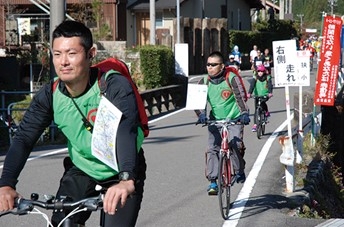 コースを巡回し、現場へAEDを届ける自転車AED隊