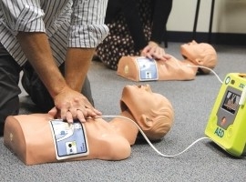 AED講習はどこで受けられる？一次救命処置を学ぶ重要性と講習の内容・受講方法とは